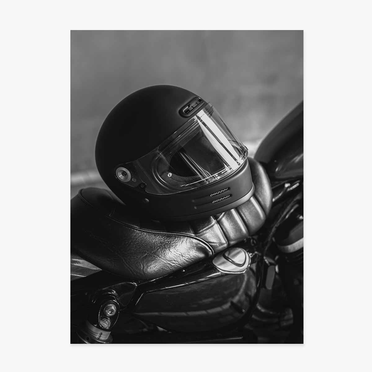 Plakát s motocyklovou přilbou