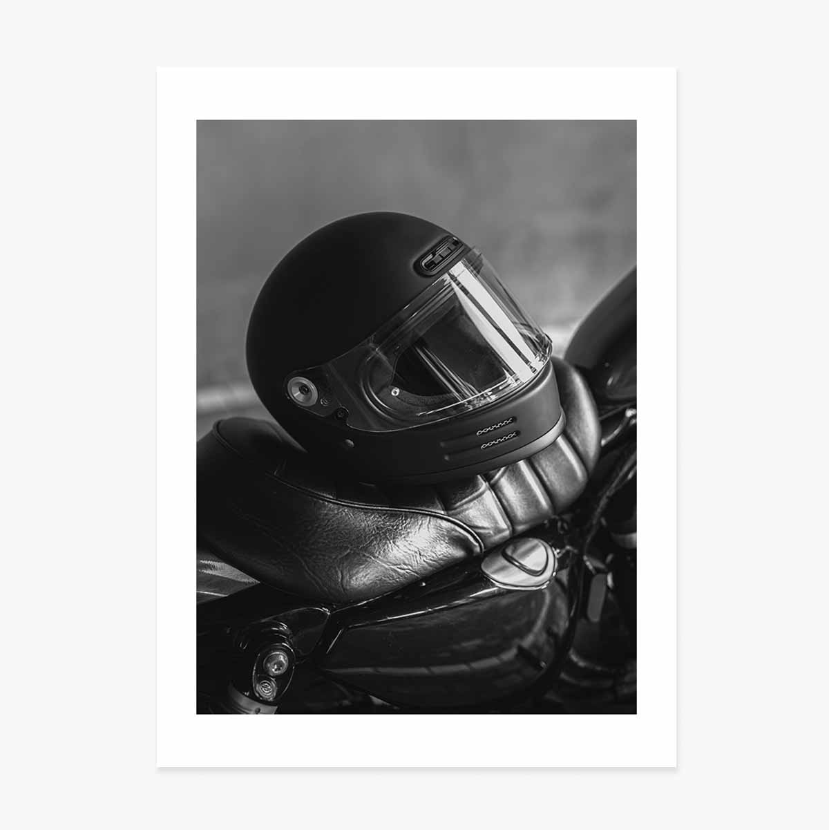 Plakát s motocyklovou přilbou